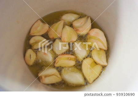 用橄欖油炒大蒜 用橄欖油炒大蒜 93910690