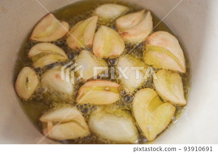 用橄欖油炒大蒜 用橄欖油炒大蒜 93910691
