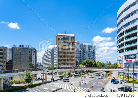 [東京] 立川站周邊的城市景觀與美麗的藍天 93911386