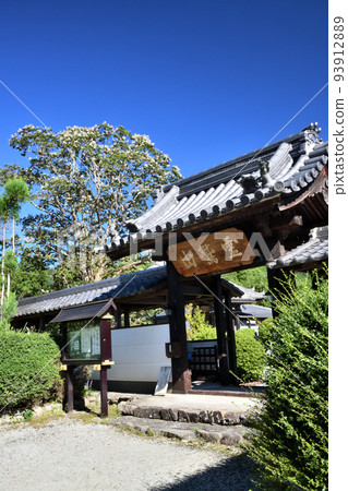 Sesonji Temple (middle gate and crape myrtle flowers) [Hiso, Oyodo-cho, Yoshino-gun, Nara Prefecture] 93912889