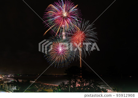 三重縣鈴鹿市白子市 鈴鹿元氣煙花在松樹林海岸線上發射 三重縣鈴鹿市白子市 鈴鹿元氣煙花在松樹林海岸線上發射 93912908