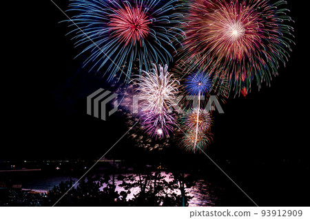 Shirako, Suzuka City, Mie Prefecture Suzuka Genki Fireworks launched on a pine forest coastline Shirako, Suzuka City, Mie Prefecture Suzuka Genki Fireworks launched on a pine forest coastline 93912909