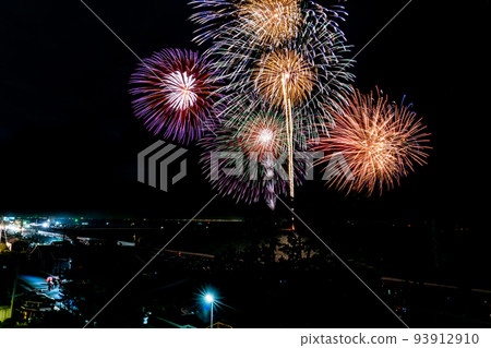 Shirako, Suzuka City, Mie Prefecture Suzuka Genki Fireworks launched on a pine forest coastline 93912910