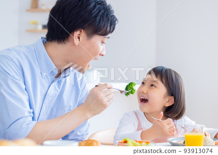 家庭形象 一家人吃早餐 93913074