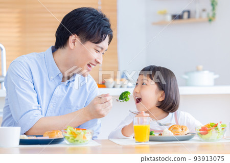 Family image Family eating breakfast 93913075