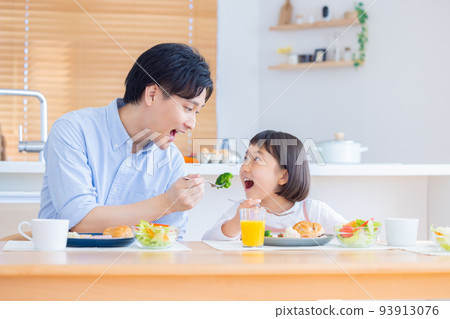 Family image Family eating breakfast 93913076