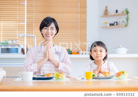 Family image Family eating breakfast 93913332