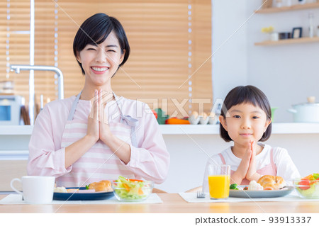 Family image Family eating breakfast 93913337