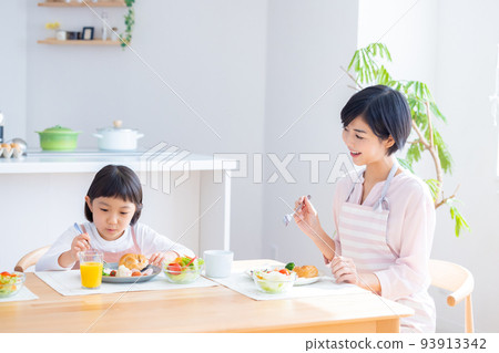 Family image Family eating breakfast 93913342