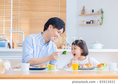 Family image Family eating breakfast 93913831