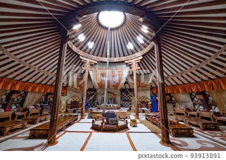 蒙古 13 世紀村莊的蒙古包內 93913891