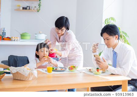 Family image Family eating breakfast 93913963
