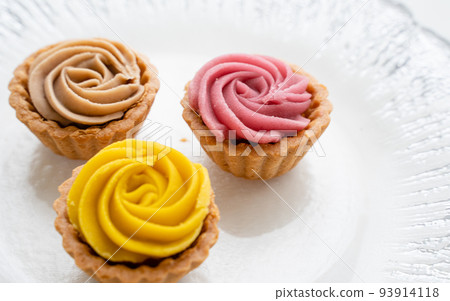 Western sweets three-color tart wallpaper 93914118