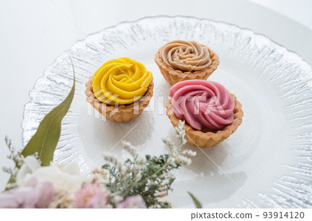 Dried flower and tart pastry 93914120