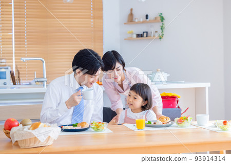 Family image Family eating breakfast 93914314