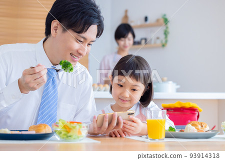 Family image Family eating breakfast 93914318