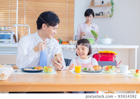 Family image Family eating breakfast 93914392