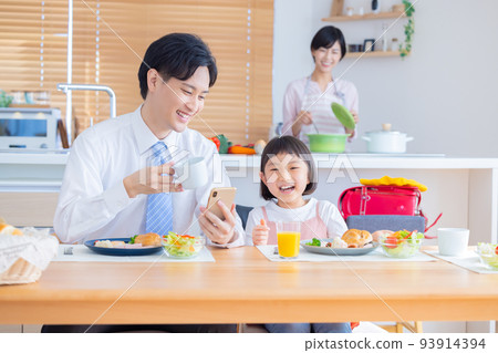 家庭形象 一家人吃早餐 93914394