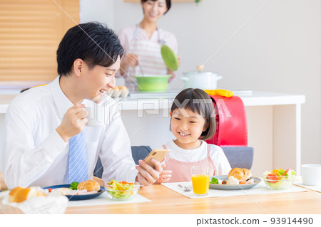 Family image Family eating breakfast 93914490