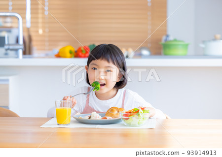 Family image Girl eating breakfast 93914913