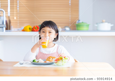 Family image Girl eating breakfast 93914914