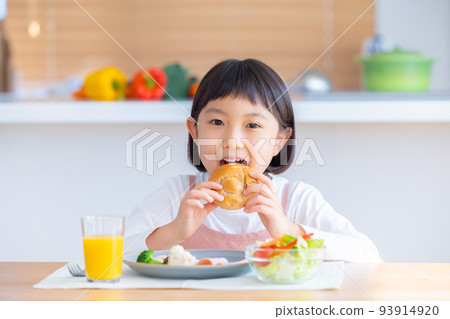 家庭形象女孩吃早餐 家庭形象女孩吃早餐 93914920