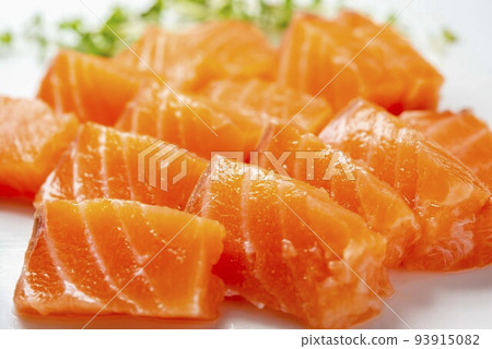 新鮮美味的三文魚刺身 93915082