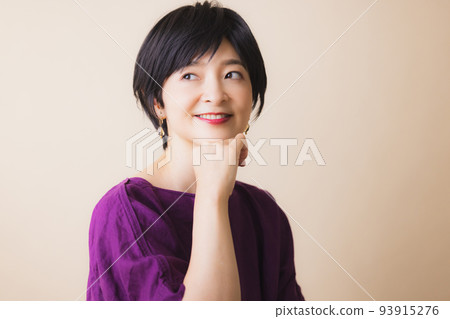 Middle-aged women beauty beige back paper 93915276