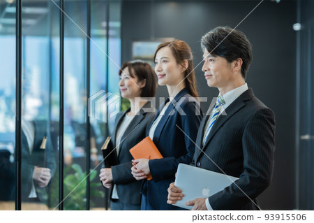 A business team centered on middle-aged men A business team centered on middle-aged men 93915506