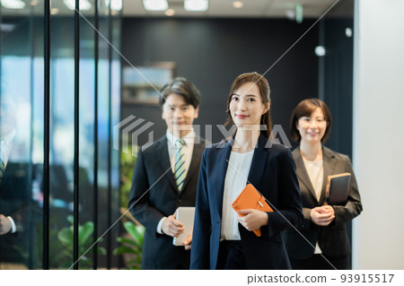 A business team centered on career women A business team centered on career women 93915517