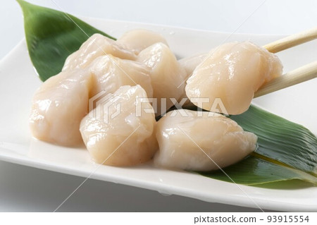 Fresh and delicious scallop sashimi 93915554