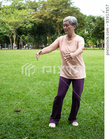 在公園裡放鬆身心,享受大自然的新鮮空氣。 在公園裡放鬆身心,享受大自然的新鮮空氣。 93917857