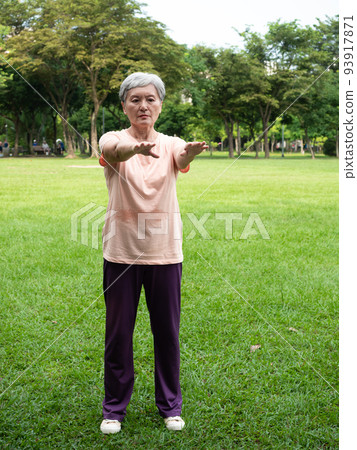 在公園裡放鬆身心，享受大自然的新鮮空氣。 93917871