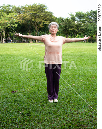 在公園裡放鬆身心，享受大自然的新鮮空氣。 93917880