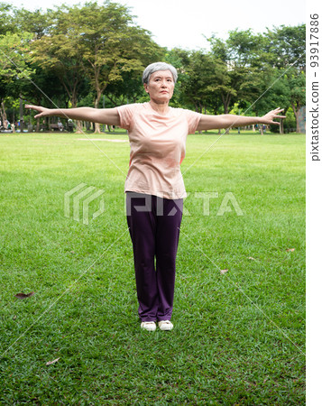 在公園裡放鬆身心,享受大自然的新鮮空氣。 在公園裡放鬆身心,享受大自然的新鮮空氣。 93917886