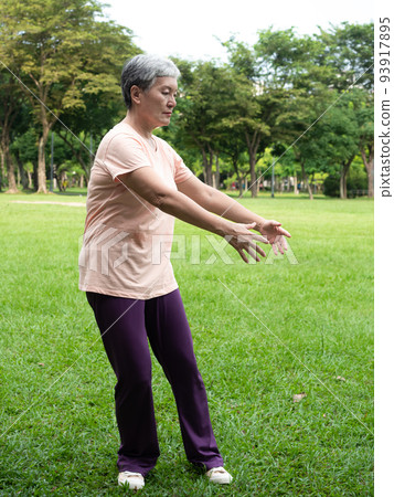 在公園裡放鬆身心,享受大自然的新鮮空氣。 在公園裡放鬆身心,享受大自然的新鮮空氣。 93917895