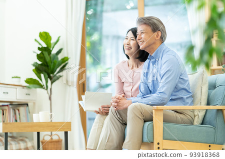 Middle-aged couple 93918368