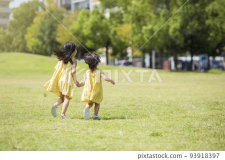 姐妹們在夏日草坪公園開心玩耍 姐妹們在夏日草坪公園開心玩耍 93918397