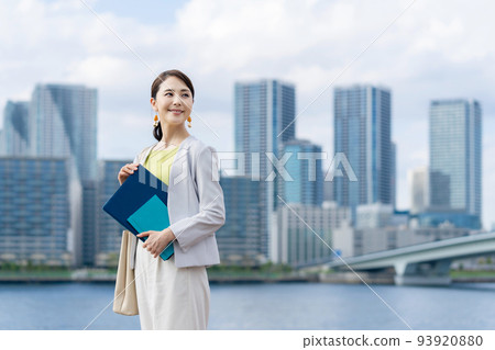 Business woman standing against the backdrop of the city 93920880