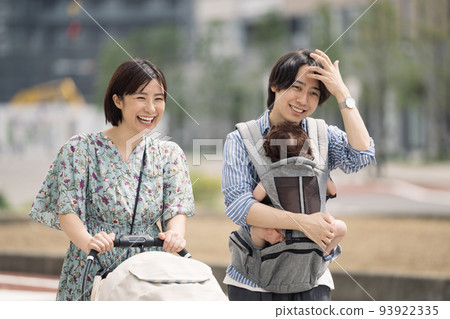 A couple raising children walking in the city A couple raising children walking in the city 93922335