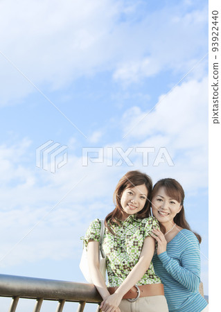 Cuddling smiling mother and daughter 93922440