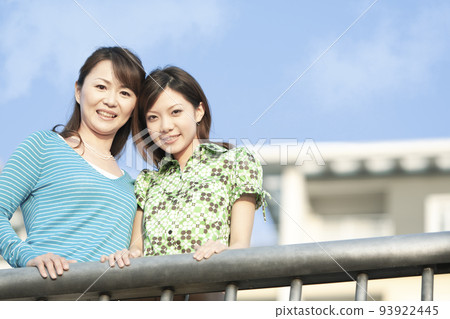 Cuddling smiling mother and daughter 93922445