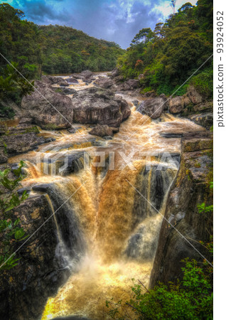 The Andriamamovoka Falls on the Namorona River in the Vatovavy-Fitovinany region, near Ranomafana National Park. 93924052