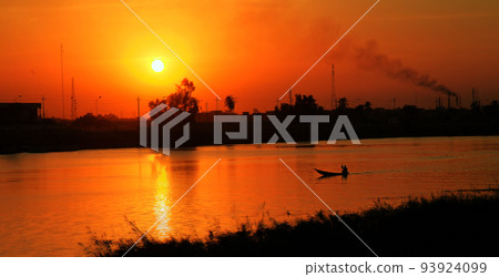 Euphrates river in Nasiriyah city, Iraq 93924099