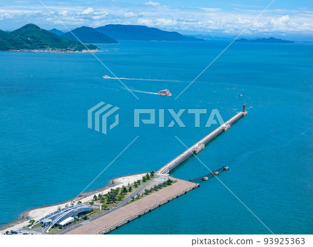 新船 Shima Shima Meon 渡輪往來的高松港(香川縣高松市) 新船 Shima Shima Meon 渡輪往來的高松港(香川縣高松市) 93925363