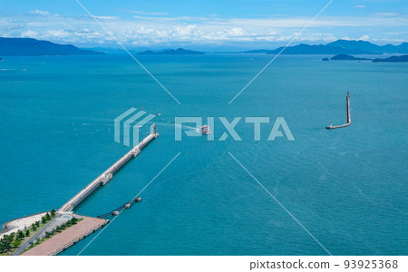 新船 Shima Shima Meon 渡輪往來的高松港（香川縣高松市） 93925368