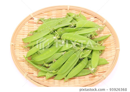 Snow peas Harvesting strainer Bright background Ingredients Snow peas Harvesting strainer Bright background Ingredients 93926368