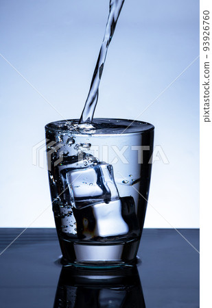 The image of pouring drinking water, into a glass, 93926760