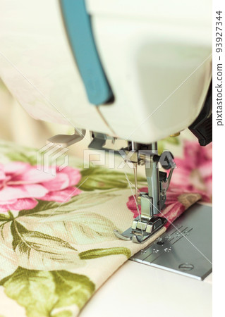 Modern sewing machine and item of clothing 93927344