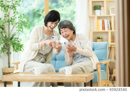 Parents and children who have a good conversation, mother-in-law, mother and child, senior women, two middle-aged women Parents and children who have a good conversation, mother-in-law, mother and child, senior women, two middle-aged women 93928580